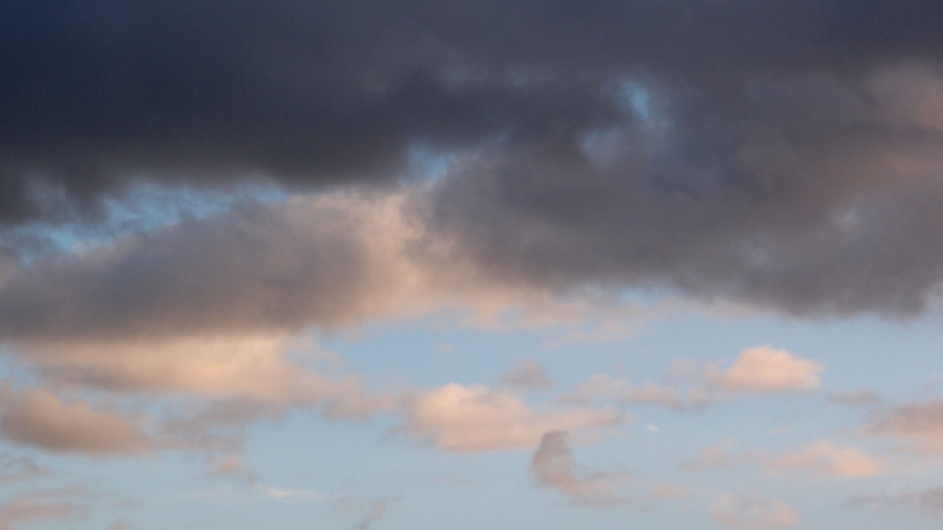 2022-09-18 Reflexe im Fenster und Wolken (Foto)