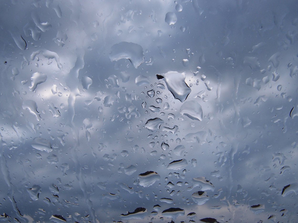 Regen auf Dachflächenfenstern (6 Kanal Audio/ Video)